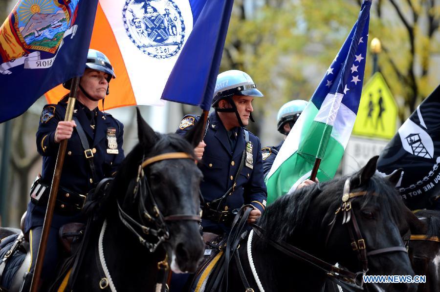 Des gendarmeries participent à la grande parade de la journée des anciens combattants dans la ville de New York, aux États-Unis, 11 novembre 2013. (Xinhua/Wang Lei) 