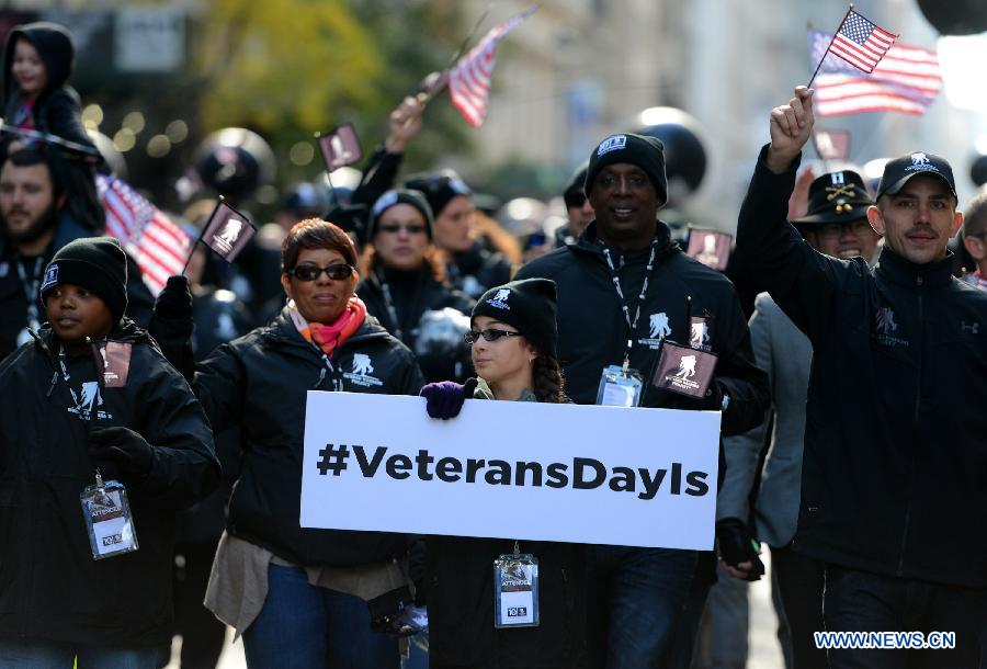 Des anciens combattants participent à la grande parade de la journée des anciens combattants dans la ville de New York, aux États-Unis, 11 novembre 2013. (Xinhua/Wang Lei) 