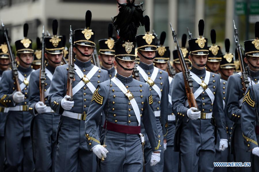 Des soldats américains  participent à la grande parade de la journée des anciens combattants dans la ville de New York, aux États-Unis, 11 novembre 2013. (Xinhua/Wang Lei)