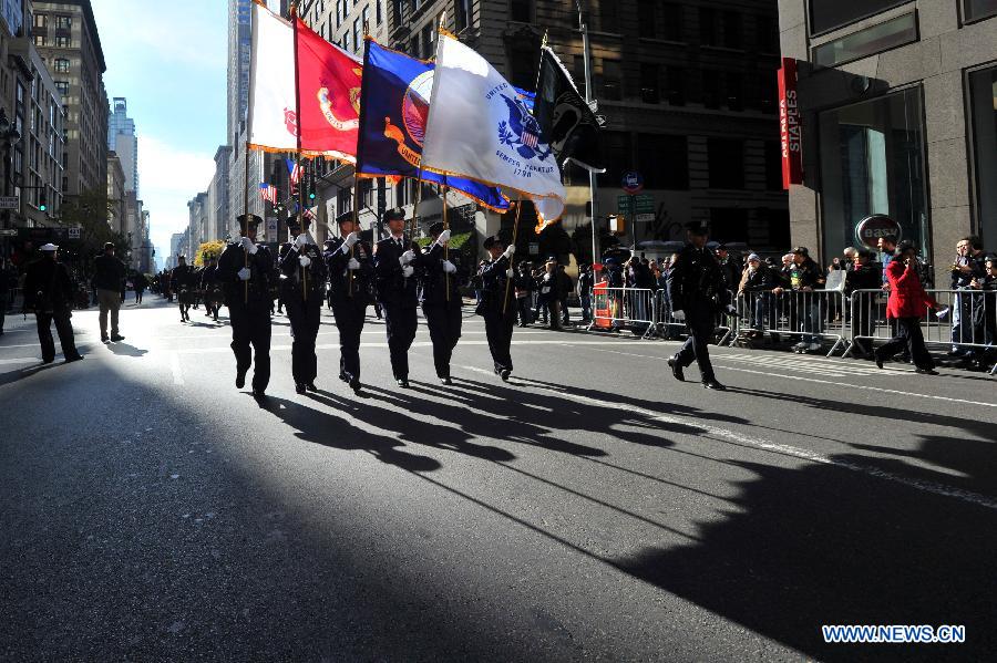 Des soldats américains  participent à la grande parade de la journée des anciens combattants dans la ville de New York, aux États-Unis, 11 novembre 2013. (Xinhua/Wang Lei)