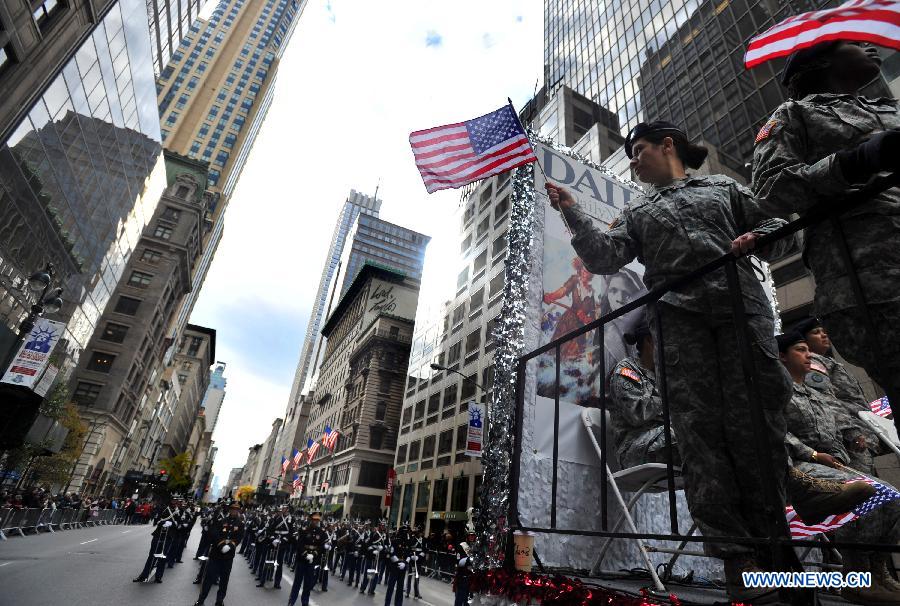 Des soldats américains  participent à la grande parade de la journée des anciens combattants dans la ville de New York, aux États-Unis, 11 novembre 2013. (Xinhua/Wang Lei)