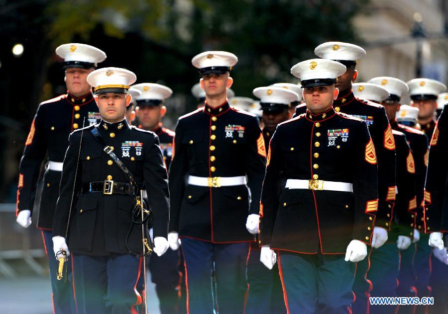 Des soldats américains  participent à la grande parade de la journée des anciens combattants dans la ville de New York, aux États-Unis, 11 novembre 2013. (Xinhua/Wang Lei)