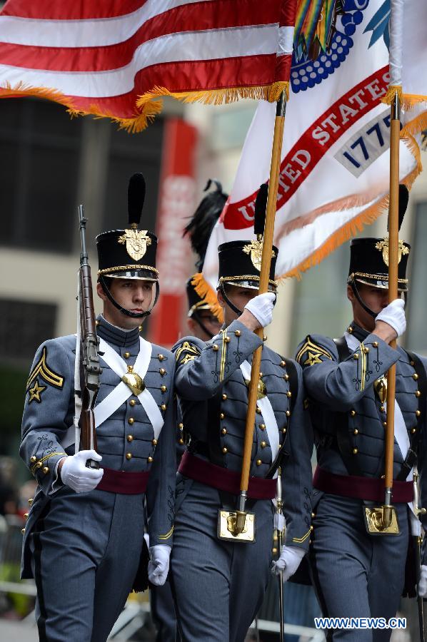 Des soldats américains  participent à la grande parade de la journée des anciens combattants dans la ville de New York, aux États-Unis, 11 novembre 2013. (Xinhua/Wang Lei)