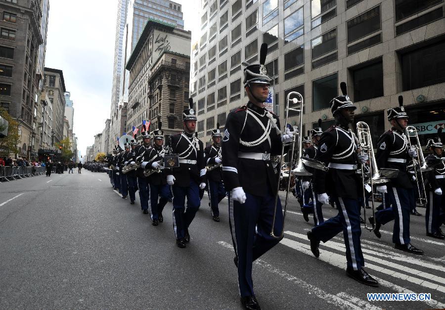 Des soldats américains  participent à la grande parade de la journée des anciens combattants dans la ville de New York, aux États-Unis, 11 novembre 2013. (Xinhua/Wang Lei)