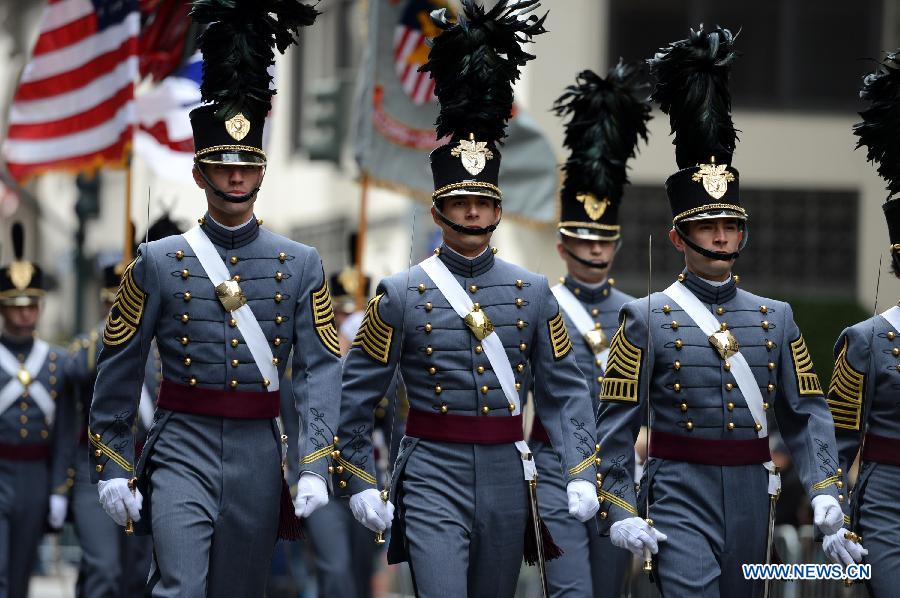 Des soldats américains  participent à la grande parade de la journée des anciens combattants dans la ville de New York, aux États-Unis, 11 novembre 2013. (Xinhua/Wang Lei)