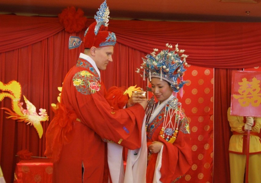 Le 12 février 2008, la cérémonie de mariage traditionnelle chinoise de la Chinoise Liu Xue et son mari américain Karl s'est tenue dans le district de Longnan au Jiangxi dans le sud de la Chine.  
