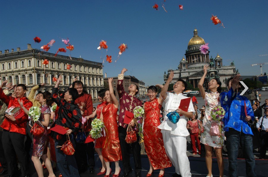 Le 16 juin 2007, à Saint-Pétersbourg en Russie, 29 couples chinois, en costumes traditionnel chinois, participent à un mariage collectif. Il s'agit d'une première dans ce pays. 