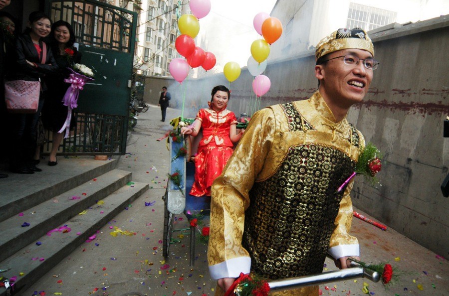 Le 25 mars 2006, un jeune homme en costume traditionnel transporte sa future femme à l'aide d'une pousse-pousse, ce qui a attiré l'attention des passants. Les jeunes couples chinois ont commencé à se distinguer des autres à travers des cérémonies de mariage singulières. 