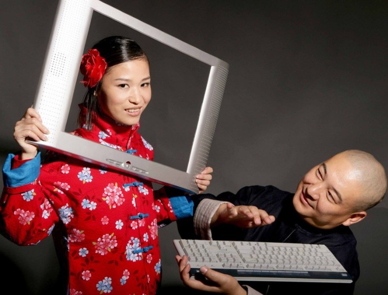 Le 24 septembre 2006, un jeune couple chinois pose pour une photo de leur album de mariage. Ils ont organisé le 28 du même mois une cérémonie spéciale sur leur blog. 