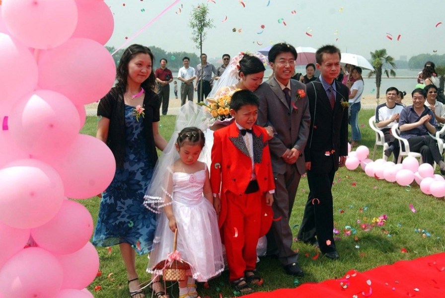 Le 8 juin 2003, le mariage d'un jeune couple s'est tenu en plein air dans un parc à Xi'an dans la province du Shaanxi. Organiser une cérémonie de mariage en plein air est devenu populaire chez les jeunes Chinois. 