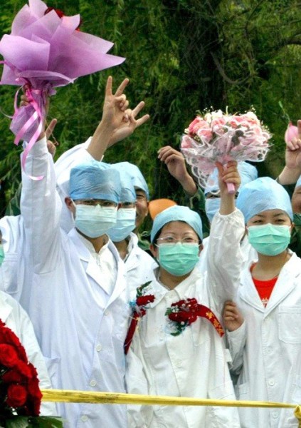 Le 6 mai 2003, dans la zone d'isolement du SRAS de l'Hôpital pulmonaire de Tianjin, les deux médecins Bai Dapeng (1er à gauche) et Fan Liping (2e à gauche du primer rang) ont organisé une cérémonie de mariage spéciale.