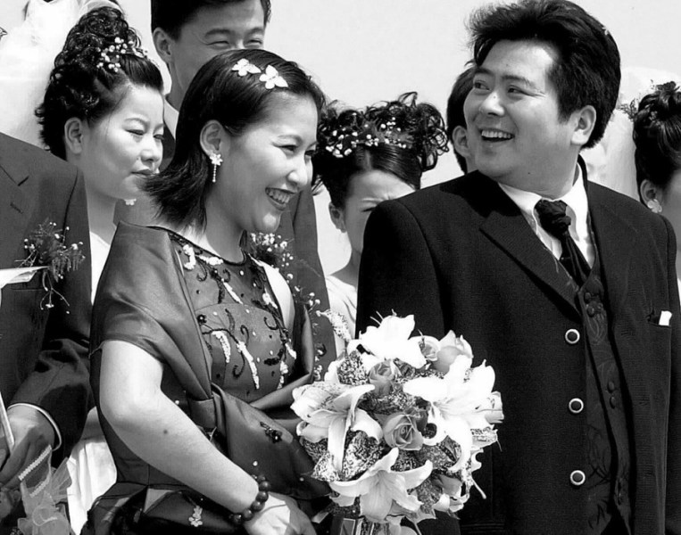 Le 1er octobre 2001, lors d'un mariage collectif organisé à Suzhou dans la province du Jiangsu, la jeune Taïwanaise Liao Shuling (au milieu) et son mari originaire de la vile se sont dit oui. 