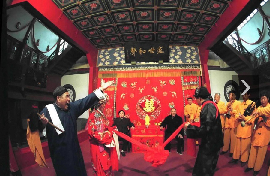 Le 19 avril 2000, dans un théâtre traditionnel à Beijing, un futur couple chinois en répétition pour leur mariage traditionnel chinois. 