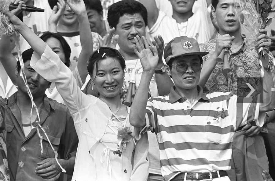 Le 16 juin 1996, un mariage spécial s'est tenu dans un stade sportif en marge d'un macth de football. Des milliers de spectateurs ont salué le jeune couple Gao Liping, professeur de l'Université normale du Shandong, et sa femme Duan Ying. 