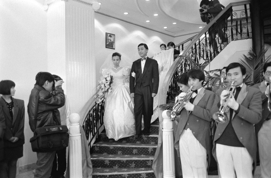 Le 19 décembre 1993, dans une salle de style romain à Beijing, se tient la cérémonie à l'occidentale d'un jeune couple chinois. 