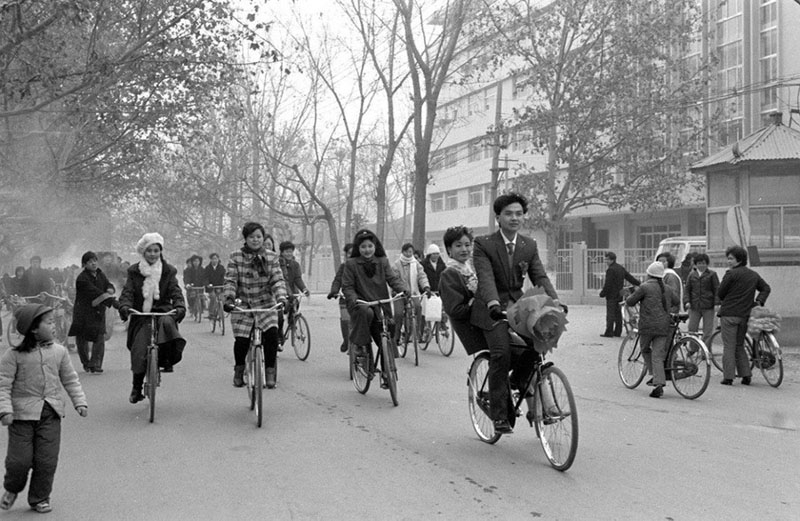 Après la fête du printemps de l'année 1990, dans la Base de construction aéronautique de Xi'an de la province du Shaanxi, un jeune homme transporte sa future femme sur son vélo, ce qui était très populaire à l'époque. 