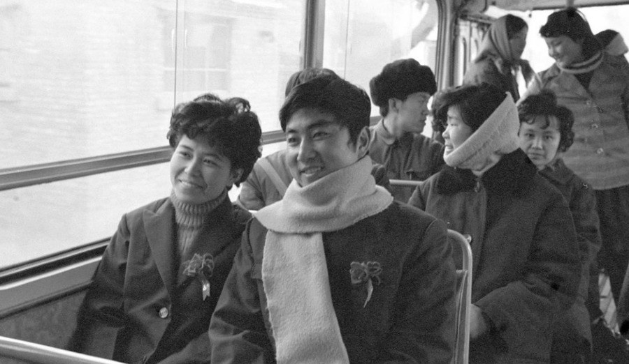 Le 27 décembre 1981, dans un bus de Beijing, la jeune mariée Wu Shurun et son mari Li Changle se rendent chez ce dernier pour participer à la cérémonie de mariage. A cette époque-là, aller chrcher la jeune mariée en bus était très à la mode. 
