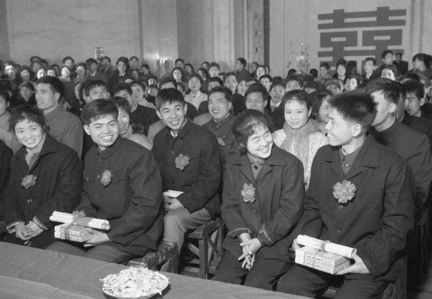 En 1979,  le comité de la Ligue de la Jeunesse communiste de Chine de la ville de Wuhan, capitale de la province du Hubei, a organisé un mariage collectif pour 59 jeunes couples et leur a offert des souvenirs.