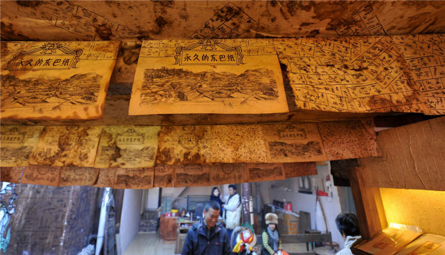 Un magasin spécialisé vend des produits de papier Dongba dans la vieille ville de Lijiang, dans la Province du Yunnan. [Photo / Xinhua ]