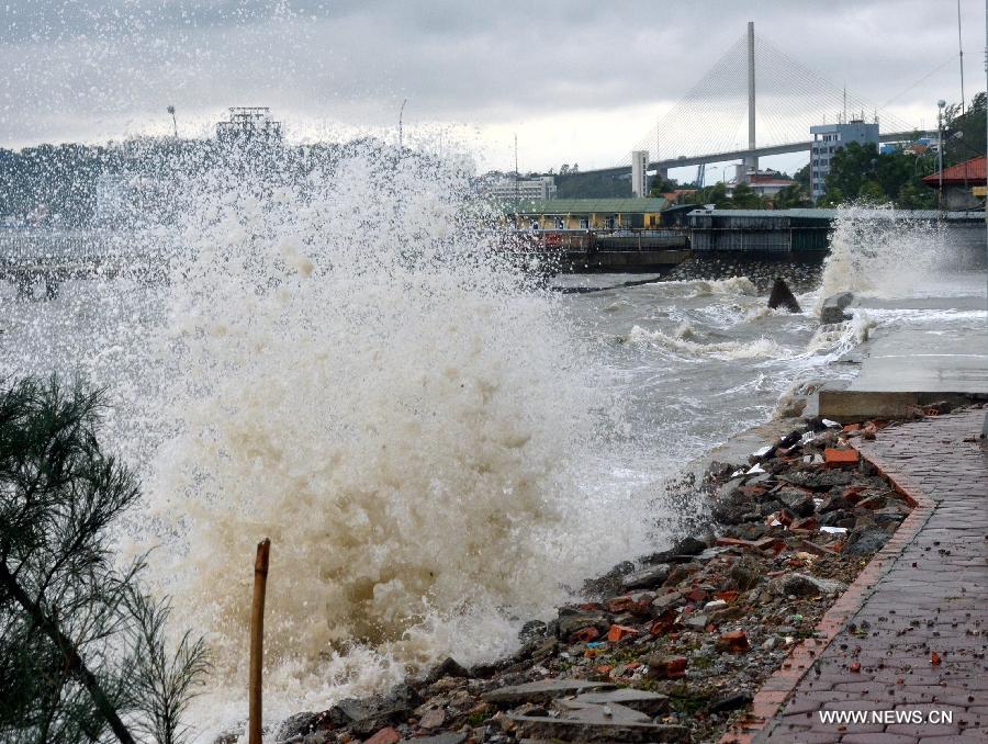 Typhoon Haiyan. Le super-typhon Haiyan, de force 5, a touché les Philippines vendredi 8 novembre. Plusieurs centaines de milliers de Philippins se retrouvent sans abri. Après le passage sur le Vietnam, le super-typhon Haiyan a touché la côte sud de la Chine lundi matin, avec des vents forts et apportant des trombes d'eau.Plusieurs personnes ont trouvé la mort dans la province chinoise de Hainan. 