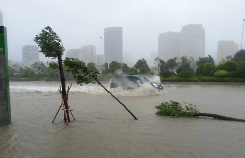 Typhon Usagi. Le Typhon Usagi provoque d'énormes vagues dans les régions côtières du sud-est de la Chine. 