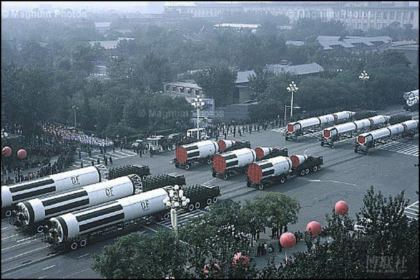 La parade militaire du 35e anniversaire de la fondation de la République populaire, à Beijing, en 1984.