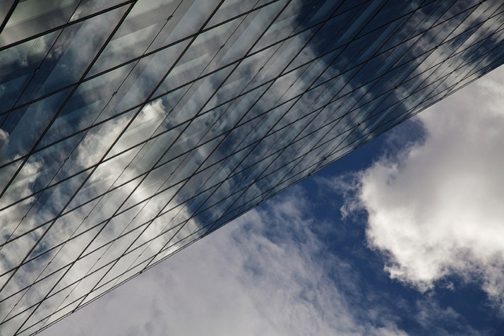 Ce bâtiment viennois ressemble à un filet capturant les nuages blancs qui traversent le ciel azur.