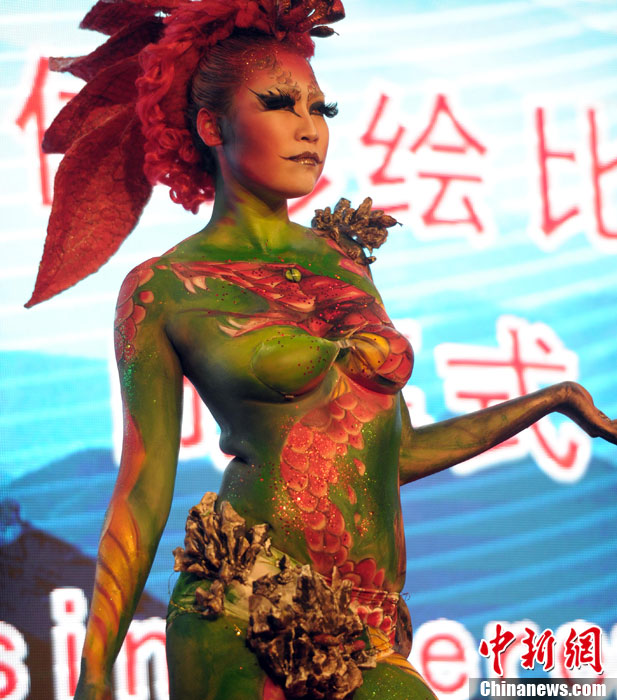 Un mannequin lors d'un défilé de peinture corporelle baptisé «Mythes chinois» le 11 novembre 2013 à Wuhan dans la province chinoise du Hubei. (Photo/CNS)