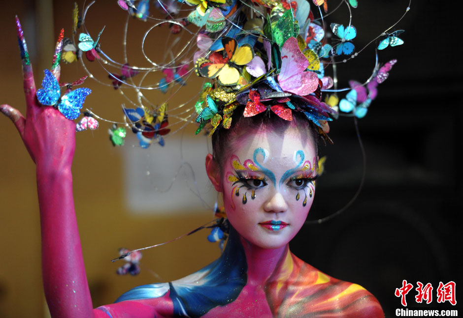 Un mannequin lors d'un défilé de peinture corporelle baptisé «Mythes chinois» le 11 novembre 2013 à Wuhan dans la province chinoise du Hubei. (Photo/CNS)