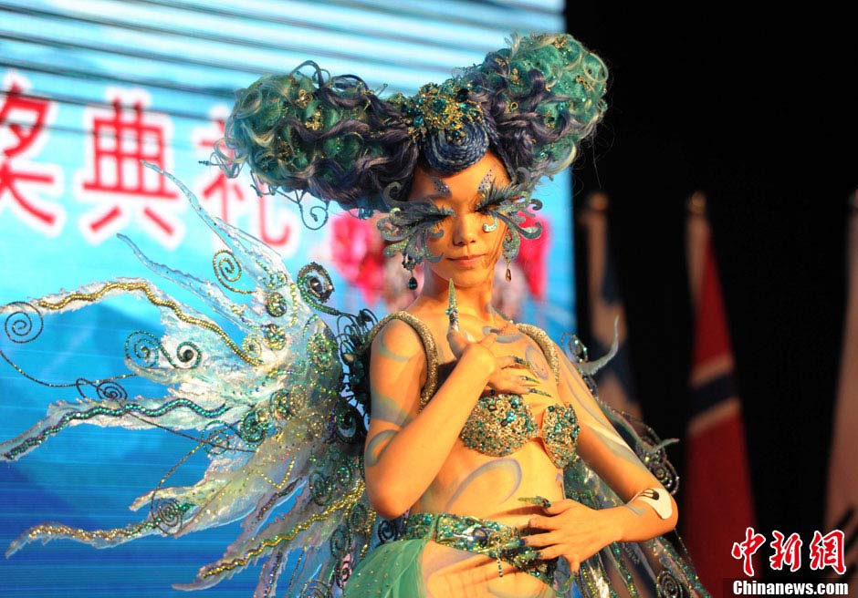 Un mannequin lors d'un défilé de peinture corporelle baptisé «Mythes chinois» le 11 novembre 2013 à Wuhan dans la province chinoise du Hubei. (Photo/CNS)
