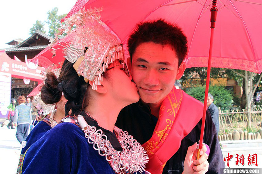 Un couple s'embrassent après les rites du mariage. (Photo/CNS/Li Xue)