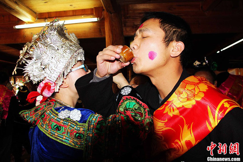 L'une des traditions du mariage : les deux époux boivent un verre de vin. (Photo : CNS/Li Xue)