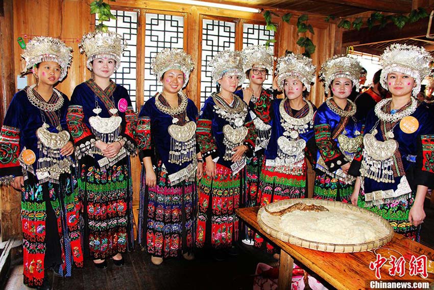 Des belles mariées habillées comme les Miao. (Photo : CNS/Li Xue)