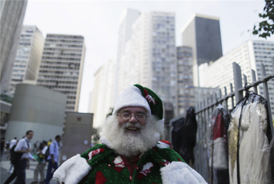 Le Britannique Paul Ludlow, élève de l'école brésilienne des Pères Noël, sourit pour la photo lors de la cérémonie de remise des diplômes à Rio de Janeiro, le 12 novembre 2013. [Photo / agences]