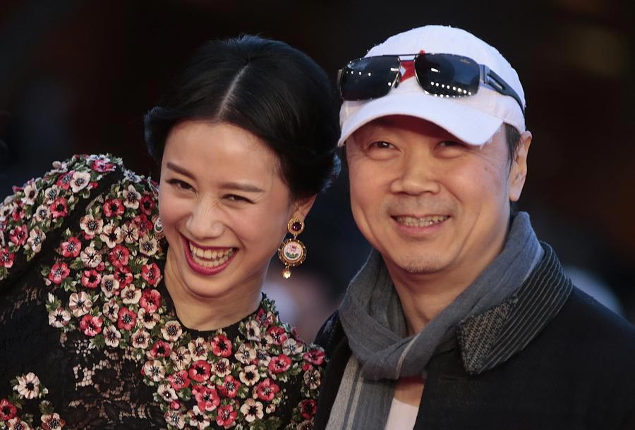 Cui Jian, le pionnier du rock chinois et réalisateur, et l'actrice Ni Hongjie pose lors de la 8ème édition du Festival du Film de Rome, Italie , le 13 novembre 2013. Le Film de Cui Jian «Blue Sky Bones» (les os bleus) sera à l'affiche pendant le festival.