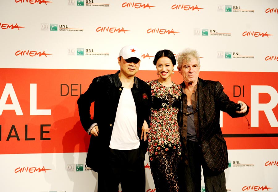 Cui Jian, le pionnier du rock chinois et réalisateur, l'actrice Ni Hongjie et le cinéaste Christopher Doyle pose lors de la 8ème édition du Festival du Film de Rome, Italie , le 13 novembre 2013. Le Film de Cui Jian «Blue Sky Bones» (les os bleus) sera à l'affiche pendant le festival.