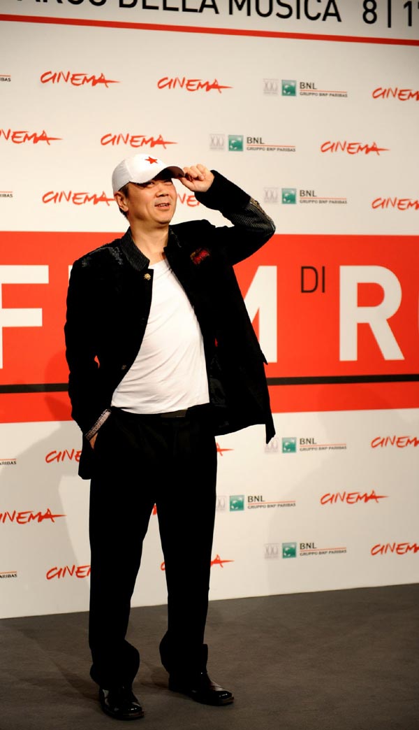 Cui Jian, le célèbre Rocker chinois, devant les photographes dans la capitale italienne, à l'occasion de la 8ème édition du Festival du Film de Rome, le 13 novembre 2013. Venu en tant que réalisateur présenter son film «Blue Sky Bones» (les os bleus).