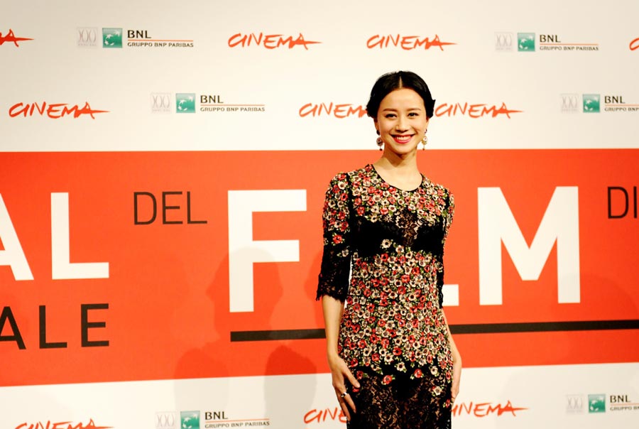 L'actrice chinoise Ni Hongjie prend la pose dans la capitale italienne, lors de la 8ème édition du Festival international du Film de Rome, le 13 novembre 2013. Le film «Blue Sky Bones» (Les os bleus) du réalisateur et pionnier du rock chinois, Cui Jian, sera à l'affiche pendant le festival.