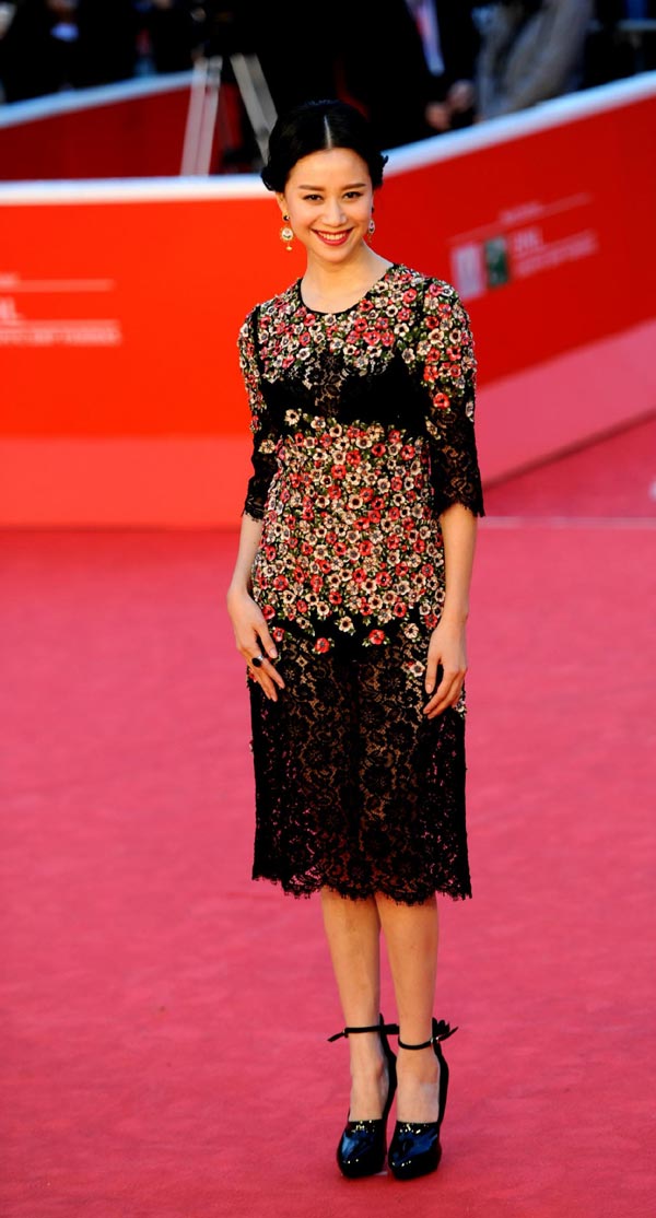 L'actrice chinoise Ni Hongjie prend la pose dans la capitale italienne, lors de la 8ème édition du Festival international du Film de Rome, le 13 novembre 2013. Le film «Blue Sky Bones» (Les os bleus) du réalisateur et pionnier du rock chinois, Cui Jian, sera à l'affiche pendant le festival.