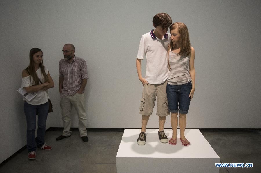 "Young Couple", sculpure de Ron Mueck exposée à la Fondation Mueck. Les sculptures hyperréalistes de l'artiste contemporain Ron Mueck sont exposées dans la Fondation Proa, à Buenos Aires, capitale argentine, le 26 novembre 2013. 