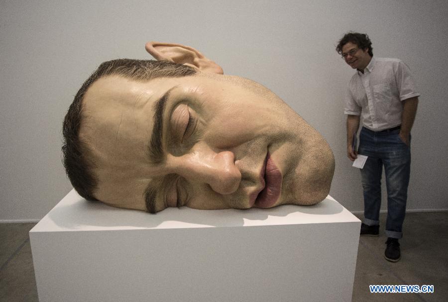 "Mask II", sculpure de Ron Mueck exposée à la Fondation Mueck. Les sculptures hyperréalistes de l'artiste contemporain Ron Mueck sont exposées dans la Fondation Proa, à Buenos Aires, capitale argentine, le 26 novembre 2013. 