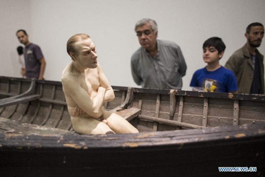 "Man in a Boat", sculpure de Ron Mueck exposée à la Fondation Mueck. Les sculptures hyperréalistes de l'artiste contemporain Ron Mueck sont exposées dans la Fondation Proa, à Buenos Aires, capitale argentine, le 26 novembre 2013. 