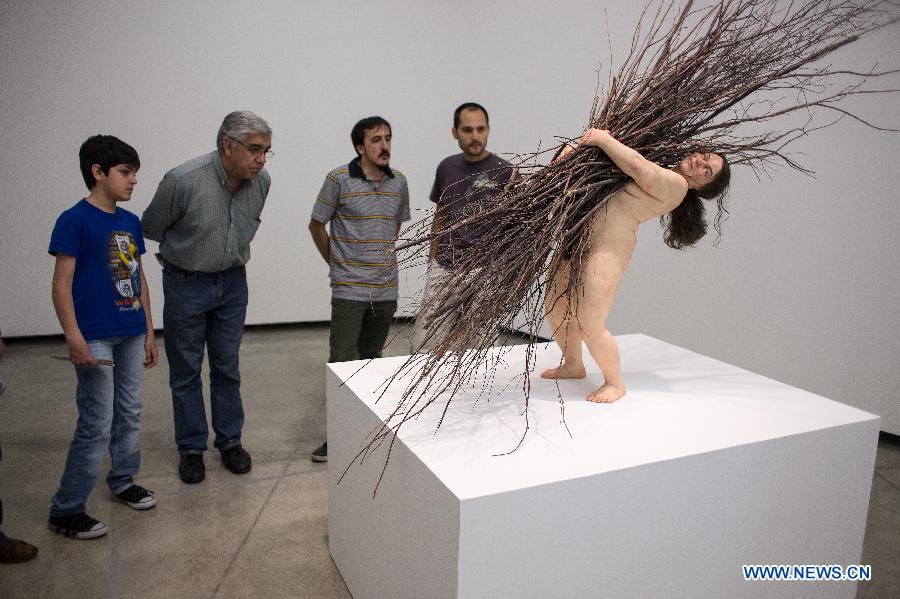 "Woman with Sticks", sculpure de Ron Mueck exposée à la Fondation Mueck. Les sculptures hyperréalistes de l'artiste contemporain Ron Mueck sont exposées dans la Fondation Proa, à Buenos Aires, capitale argentine, le 26 novembre 2013. 