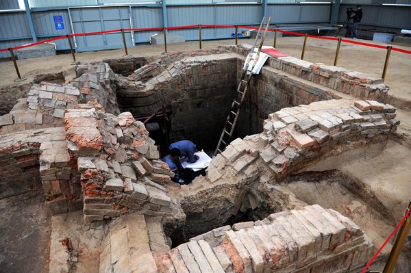 Les archéologues ont confirmé samedi que le tombeau découvert dans le canton de Xihu à Yangzhou, dans la Province du Jiangsu, appartient à l'Empereur Yang Guang, qui est considéré comme l'un des pires tyrans de l'histoire chinoise et qui a conduit la Dynastie des Sui (581-618) vers sa ruine. Un tombeau découvert à proximité a été confirmé comme appartenant à l'épouse de Yang. [Photo / Xinhua]
