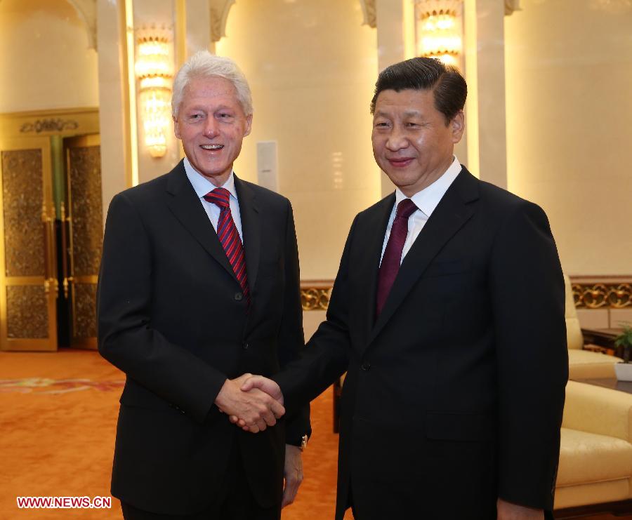 Le président chinois Xi Jinping rencontre l'ancien président américain Clinton