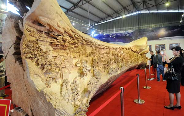 La plus longue sculpture sur bois bat le record Guinness