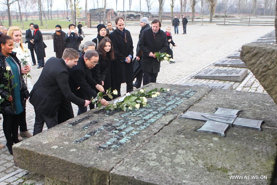 Le chef de l'ONU visite l'ancien camp de concentration d'Auschwitz en Pologne