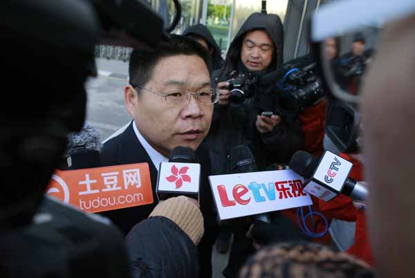 Tian Canjun, l'avocat de la victime, entouré par les médias lors de son arrivée au tribunal à Beijing, le 19 novembre 2013. [Photo Feng Yongbin / Asianewsphoto]