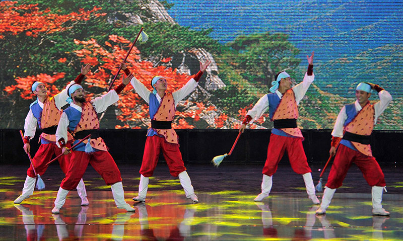 Les Fleurs d'Azalée : la comédie musicale nord-coréenne honorée à Kunming (4)