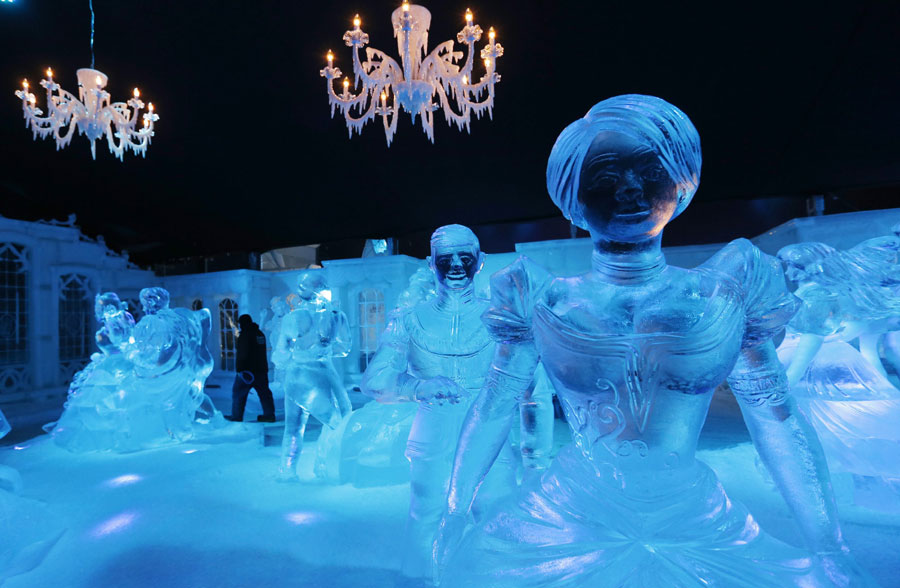 Le sculpteur hongrois Zsolty Toth sur une oeuvre représentant les années 1930, avec le grand classique de Disney "Blanche-Neige et les Sept Nains", lors du Festival de sculptures de neige et de glace de Bruges, le 20 novembre 2013.